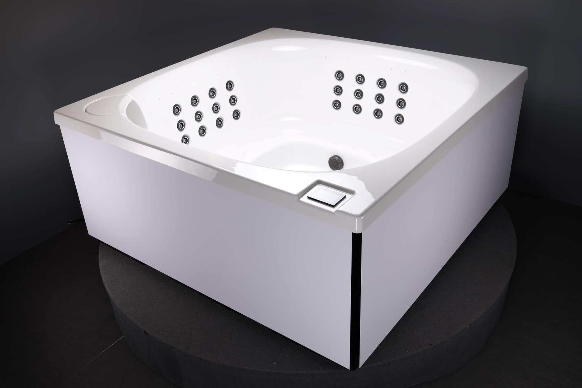 Lumispa L - Hvítur pottur með svartri álklæðningu.